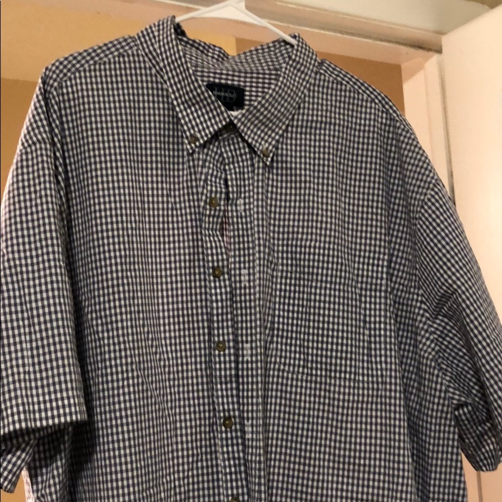 Men’s shirt sleeve button down shirt